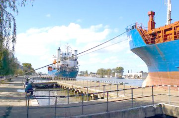 Marocani ascunşi pe o navă, descoperiţi în Portul Sulina